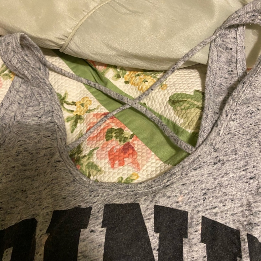Large tank top - Picture 2 of 3
